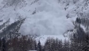 Powder Cloud From Huge Avalanche Sweeps Across Lift Line in Courmayeur, Italy, as Danger Remains High Across Alps