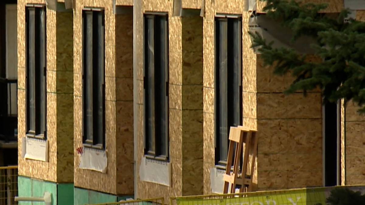 Click to play video: 'Typical Calgary infill townhouse includes $147K in extra regulatory costs: report'