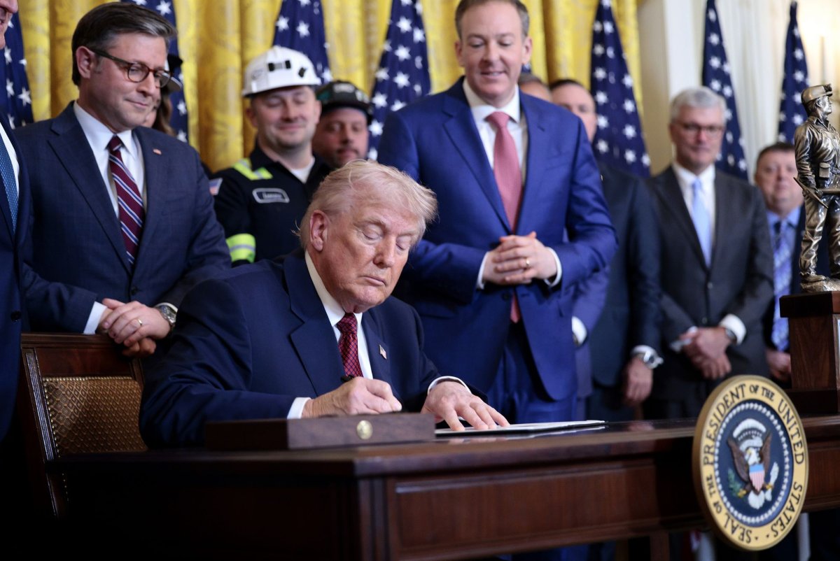 Trump directs Pentagon to purchase coal-fired electricity