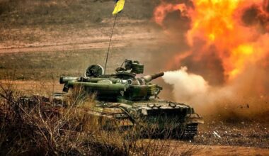 Ukraine tanks fighting.