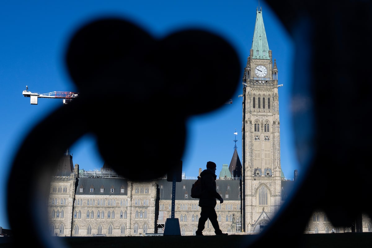 Federal public servants required to be in office four days a week as of July