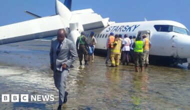 Somali pilot praised after landing faulty passenger plane on seashore - BBC