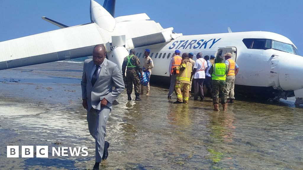 Somali pilot praised after landing faulty passenger plane on seashore - BBC