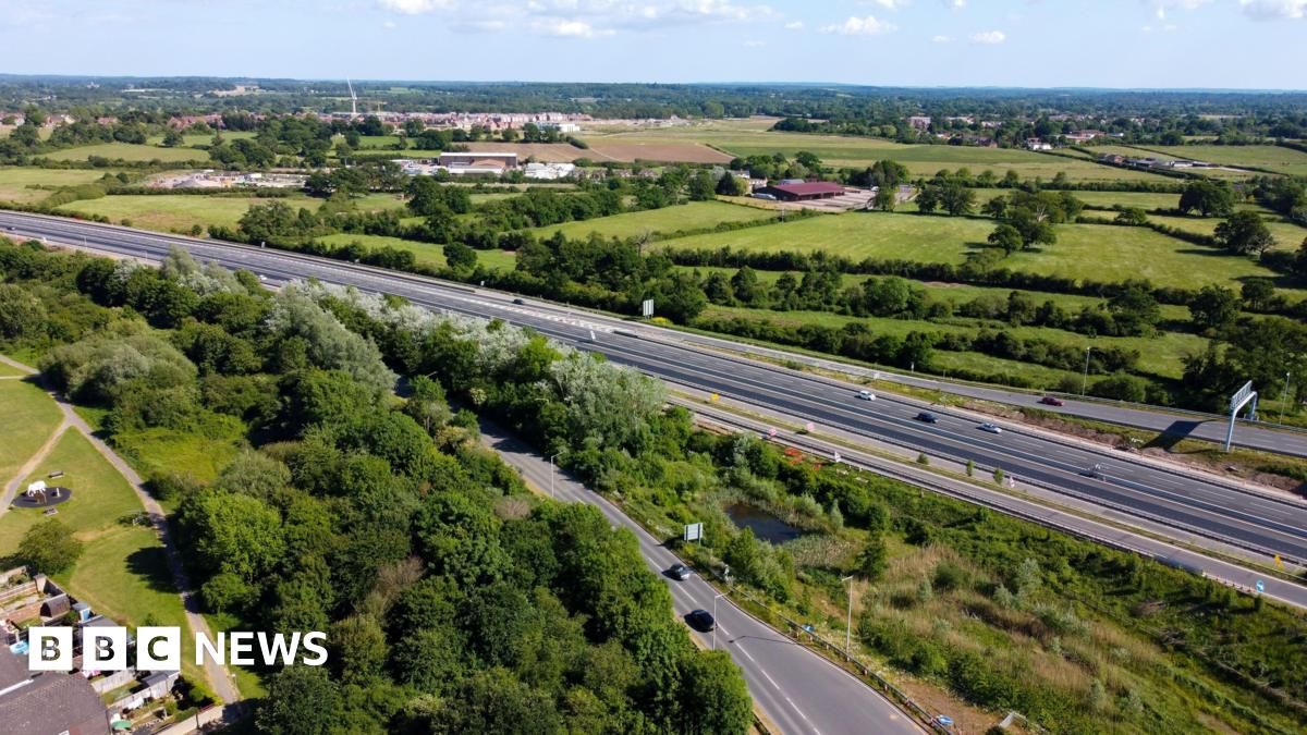 M4 closed near Reading partly reopens after police chase crash