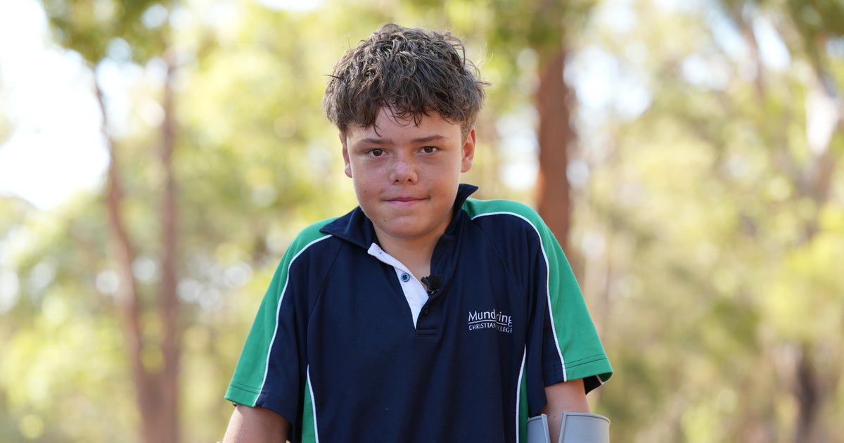 Boy swims 2.5 miles to save mom, siblings swept out to sea: "Superhuman"