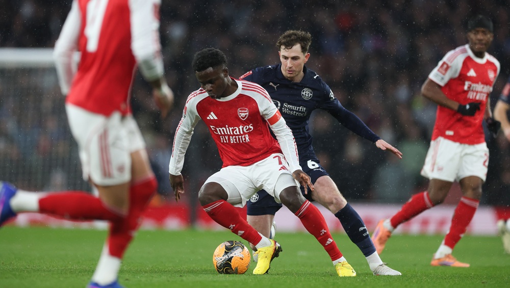 LONDON, ENGLAND: Bukayo Saka of Arsenal and Jensen Weir of Wigan Athletic during the Emirates FA Cup Fourth Round match between Arsenal and Wigan Athletic on February 15, 2026. (Photo by Richard Pelham/Getty Images)
