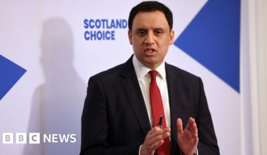 Cabinet ministers rally round PM as Sarwar calls for him to quit - BBC