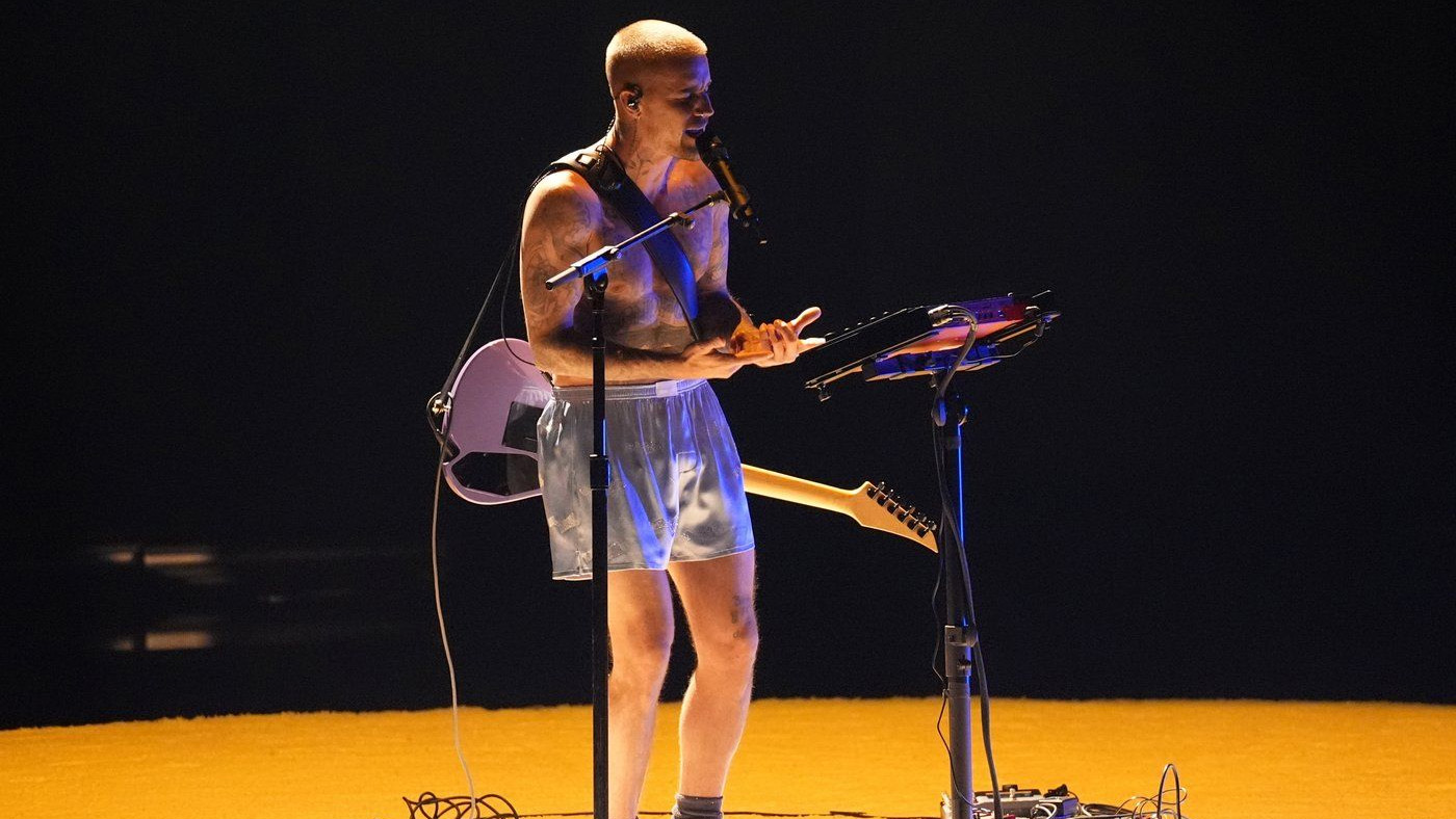 Justin Bieber returns to Grammys stage for stripped-down performance