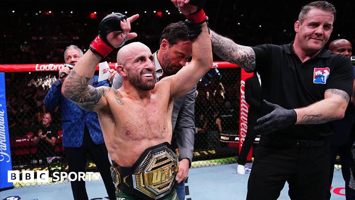 Alexander Volkanovski celebrates beating Diego Lopes