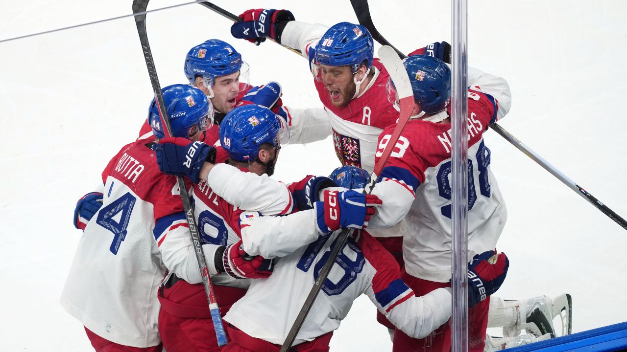 Czechia had six men on ice during Ondrej Palat goal vs. Canada