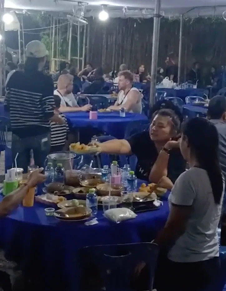 The unnamed tourists waiting to be served. ViralPress/noom