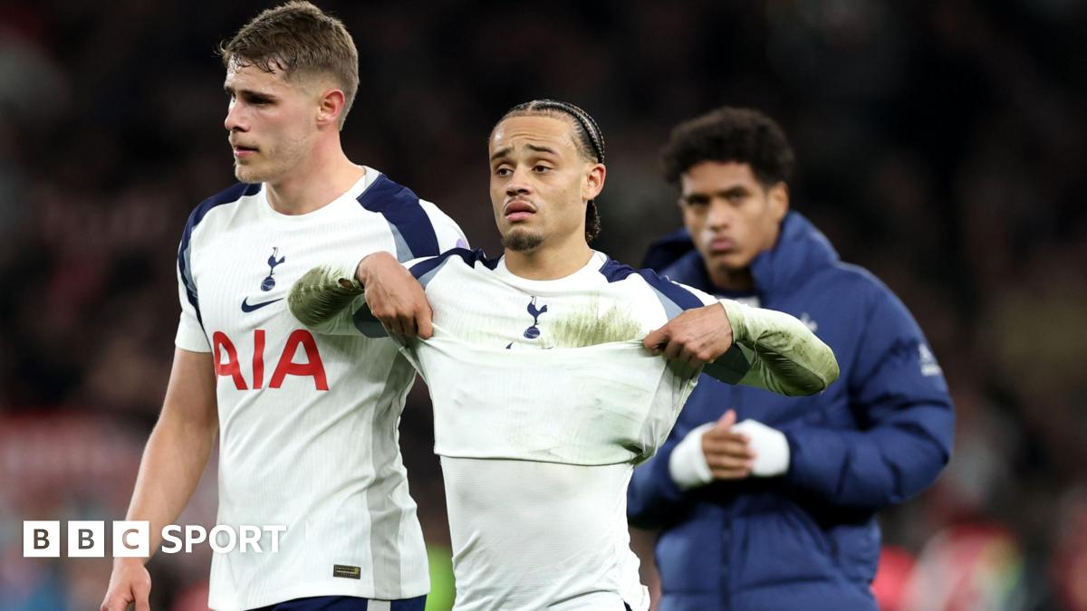 Tottenham players look dejcted after losing to Arsenal