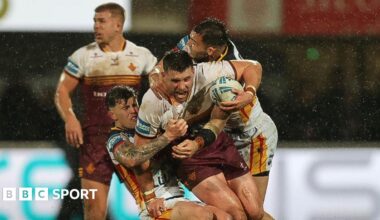 Catalans Dragons take on Huddersfield Giants