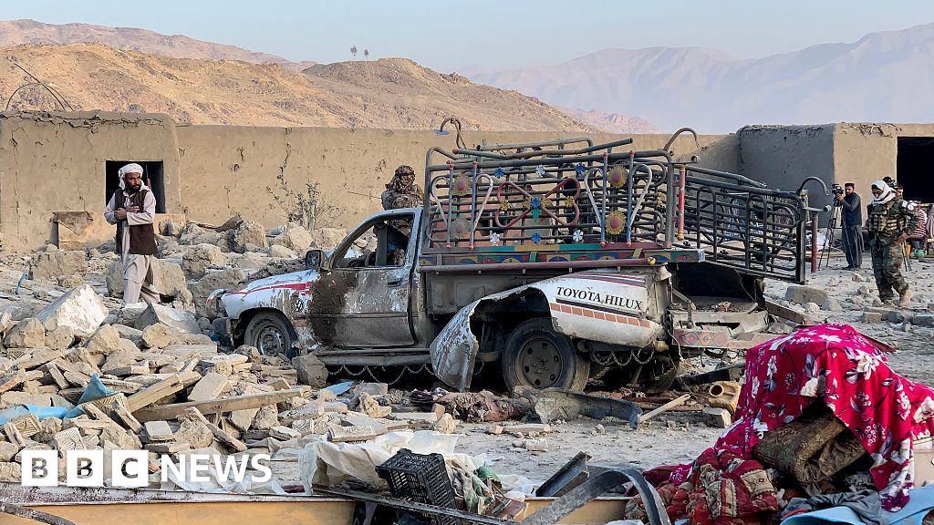 Pakistan launches deadly strikes on Afghanistan - BBC