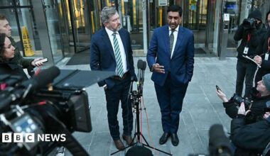 Republican congressman Thomas Massie (L) and Democratic lawmaker Ro Khanna (R) address reporters on 09 February