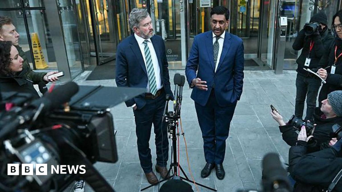 Republican congressman Thomas Massie (L) and Democratic lawmaker Ro Khanna (R) address reporters on 09 February