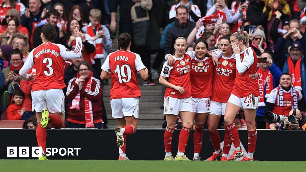 Arsenal players celebrate Olivia Smith's goal against Manchester City