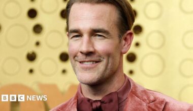 James Van Der Beek wearing a maroon dickie bow while smiling for the cameras on arrival at the 2019 Emmy Awards