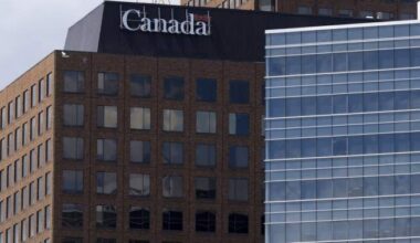 Ottawa orders public servants to start working in office 4 days a week - National