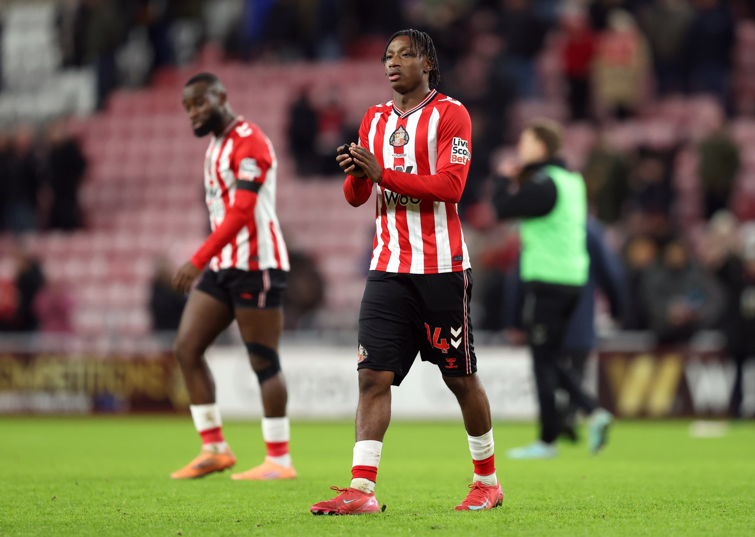 SUNDERLAND, ENGLAND - JANUARY 01: Romaine Mundle of Sunderland applauds fans after the Premier League match between Sunderland and Manchester City at Stadium of Light on January 01, 2026 in Sunderland, England. (Photo by Matt McNulty/Getty Images)
