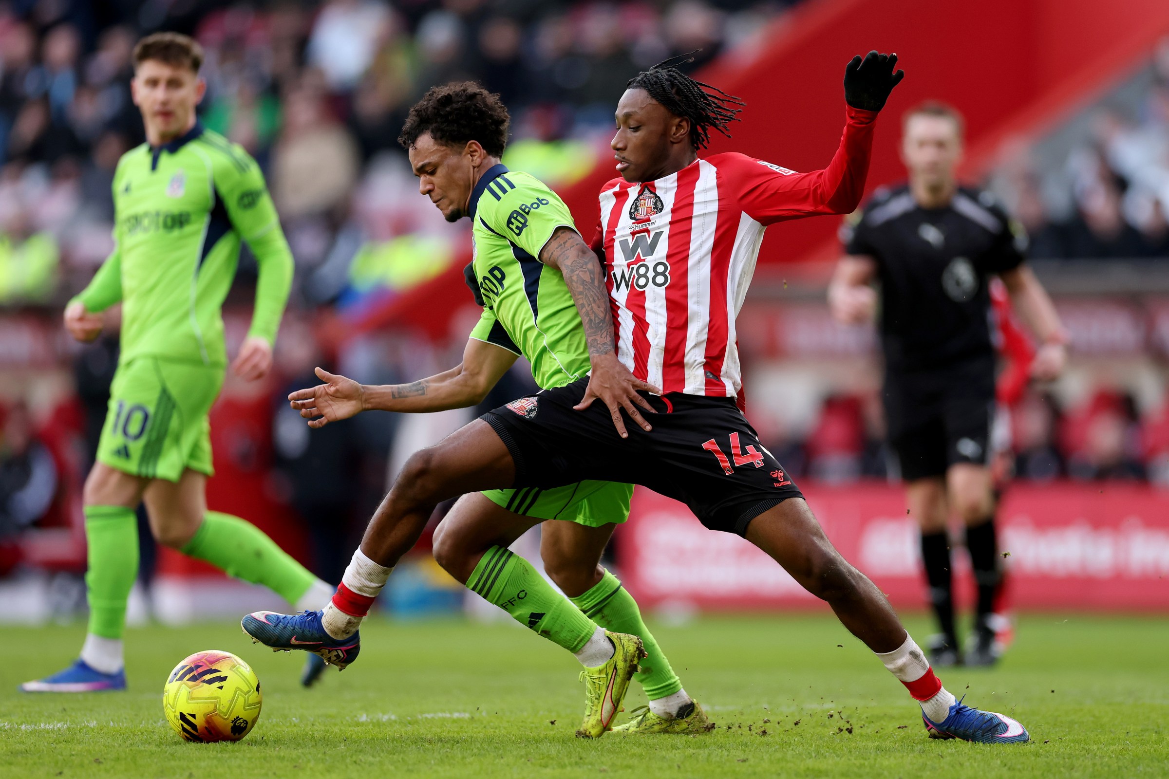 SUNDERLAND, ENGLAND - FEBRUARY 22: Oscar Bobb of Fulham is challenged by Romaine Mundle of Sunderland during the Premier League match between Sunderland and Fulham at Stadium of Light on February 22, 2026 in Sunderland, England. (Photo by Stu Forster/Getty Images)