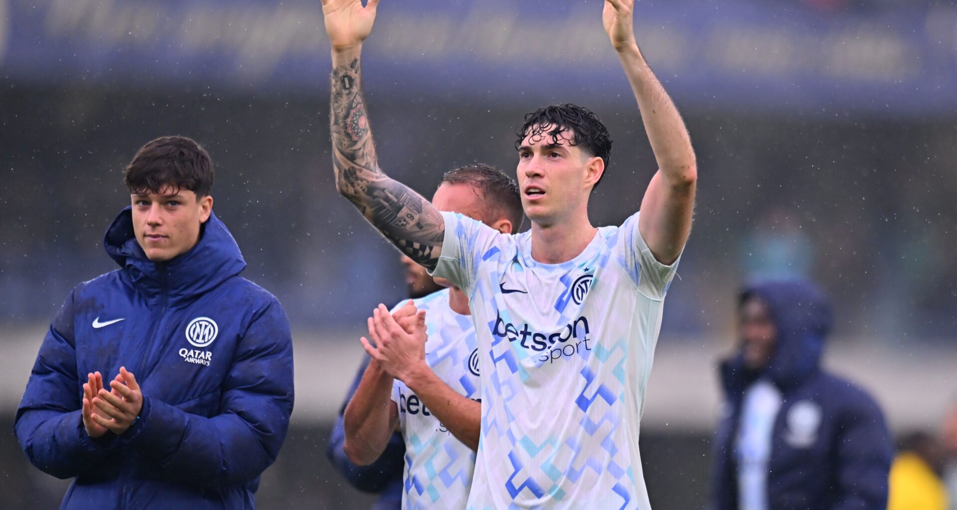 Alessandro Bastoni applauding Inter fans