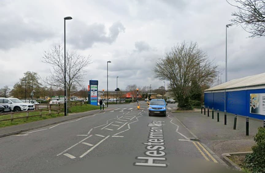 One dead and one fighting for his life after Croydon triple stabbing - London Evening Standard