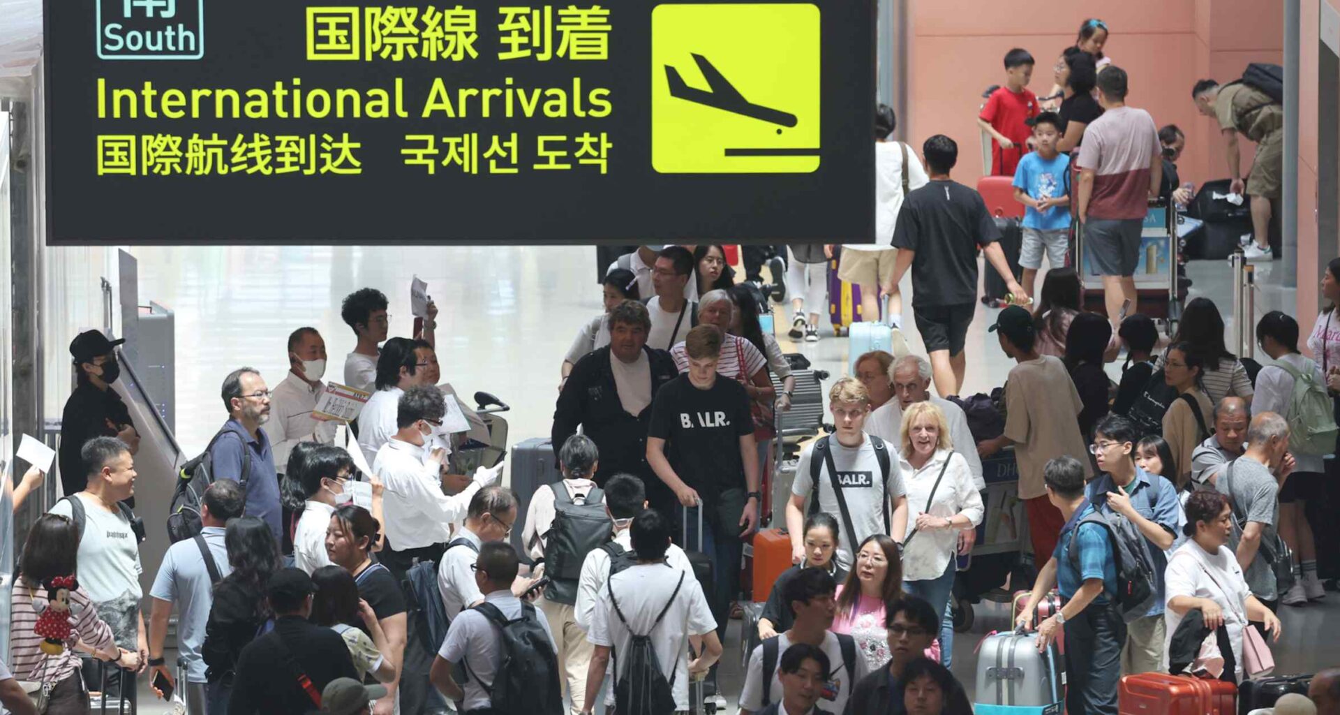 Japan bill requires airlines deny boarding to unauthorized visitors
