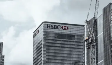 HSBC is paying senior bankers who stay $1.4m and senior bankers who go $500k