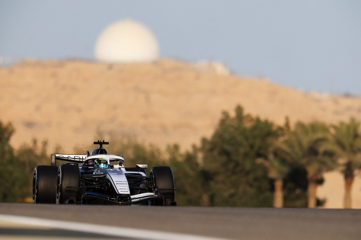 LIVE: F1 Bahrain pre-season testing - Perez causes early red flag, Red Bull stuck in garage | Live text