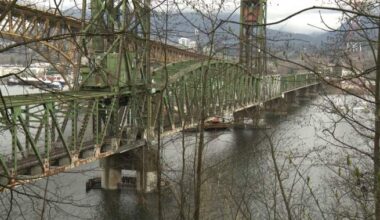 Second Narrows Rail Bridge malfunction traps 13 deep-sea cargo vessels - BC
