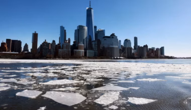 U.S. stock futures fall after bitcoin’s weekend drop, as gold and silver’s sell-off may be bleeding into other markets