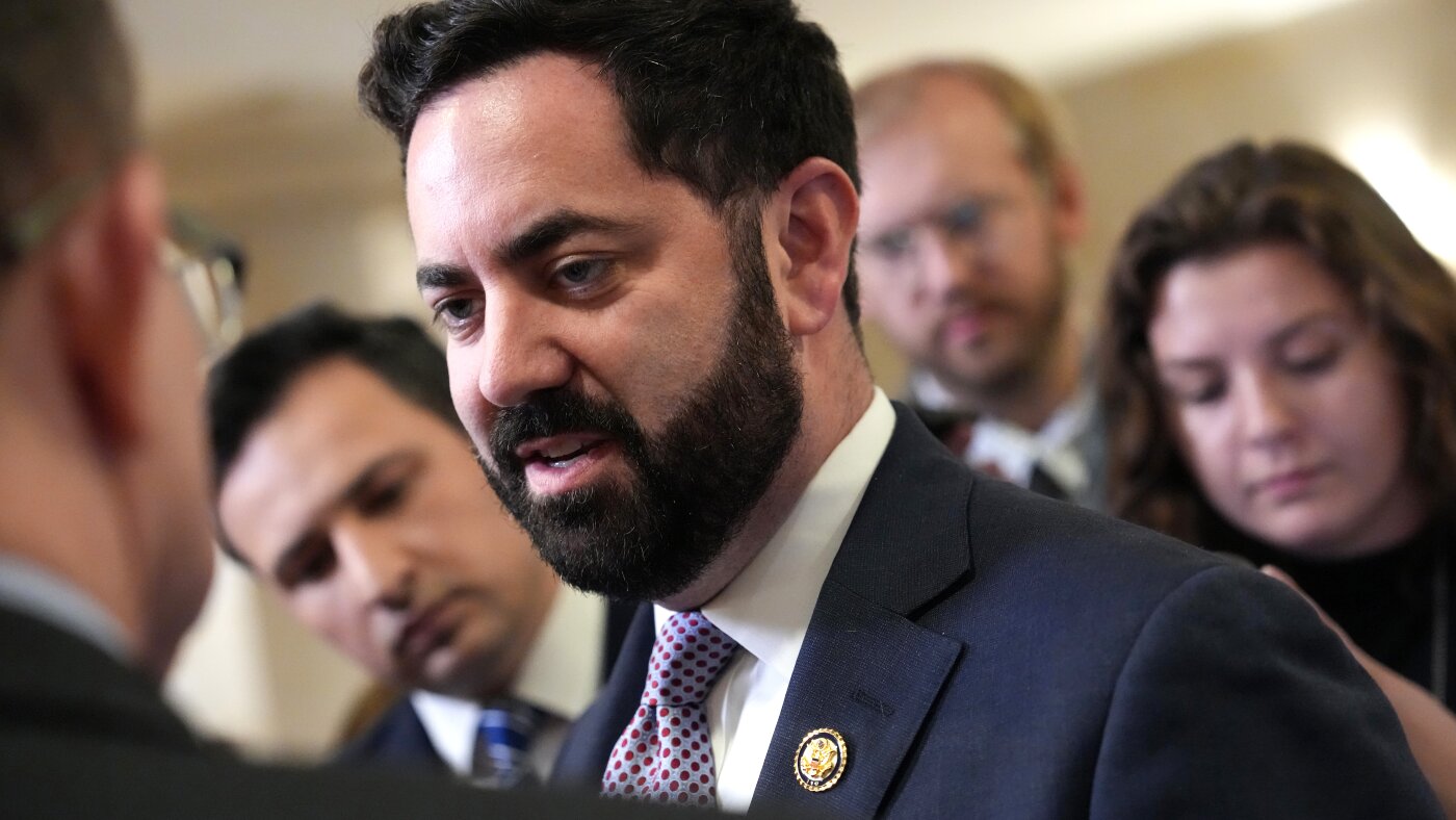 N.Y. Republican met with jeers over ICE tactics during town hall in swing district : NPR