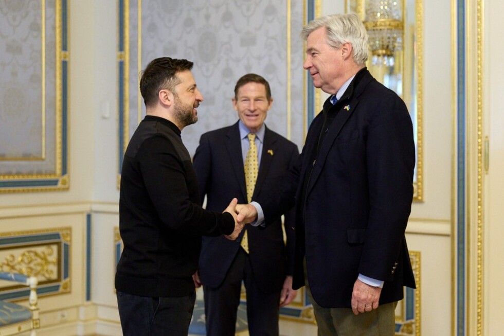 US senators visit Ukraine as they push for new Russian sanctions