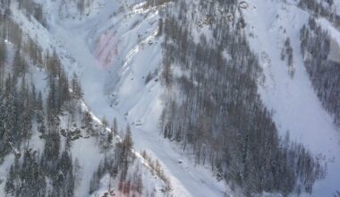 Off-trail avalanche claims lives of 2 skiers on Mont Blanc