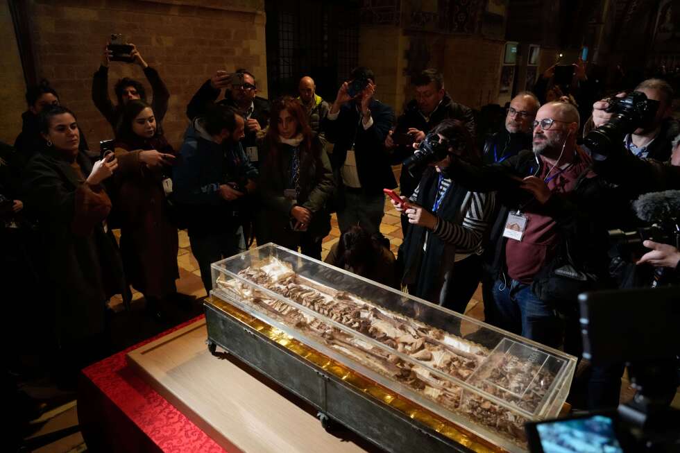 St. Francis' relics on display in Assisi draw 400,000 pilgrims