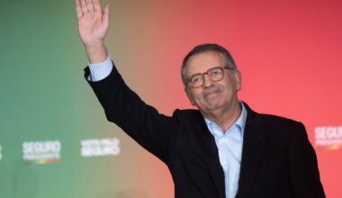 Portugal chooses between moderate and populist in election