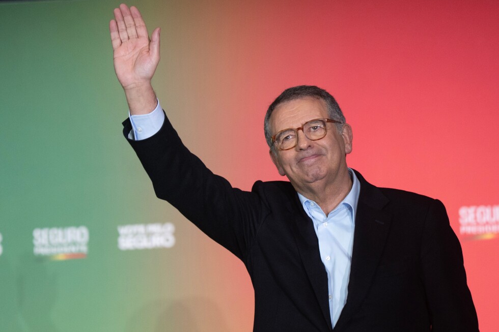 Portugal chooses between moderate and populist in election