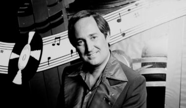 Neil Sedaka, songwriter and hitmaker, dies at 86
