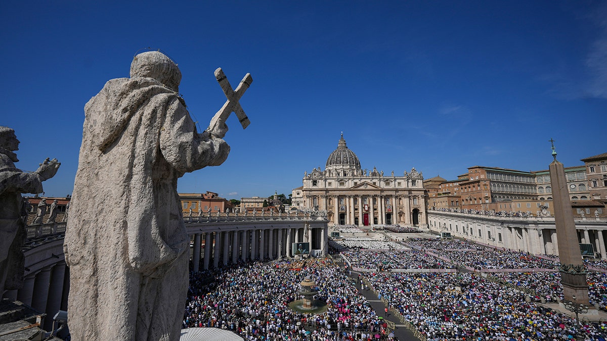 crowd amassed in St. Peter's Square