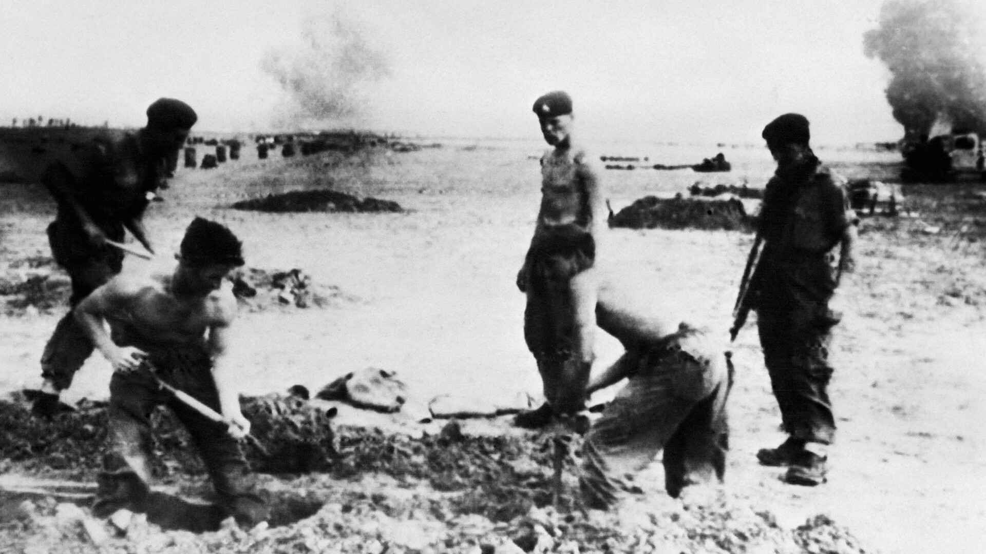 Picture released on 8 November 1956, of British troops digging trenches, near Port Said, Egypt, during the Suez crisis. STR (FILES) / INTERCONTINENTALE / AFP Picture released on 8 November 1956, of British troops digging trenches, near Port Said, Egypt, during the Suez crisis. STR (FILES) / INTERCONTINENTALE / AFP