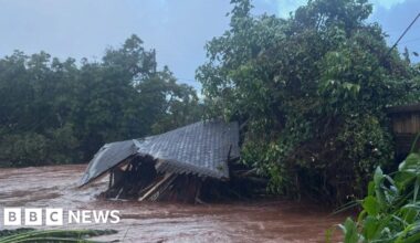 Thousands evacuated as Hawaii faces worst flooding in 20 years - BBC