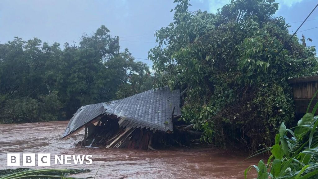 Thousands evacuated as Hawaii faces worst flooding in 20 years - BBC