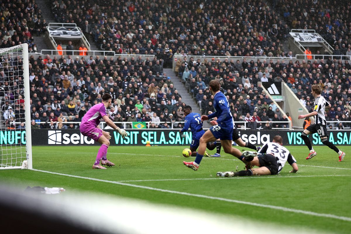 NEWCASTLE UPON TYNE, ENGLAND - FEBRUARY 28: Thierno Barry of Everton scores his team's third goal past Nick Pope of Newcastle United during the Premier League match between Newcastle United and Everton at St James' Park on February 28, 2026 in Newcastle upon Tyne, England. (Photo by George Wood/Getty Images)