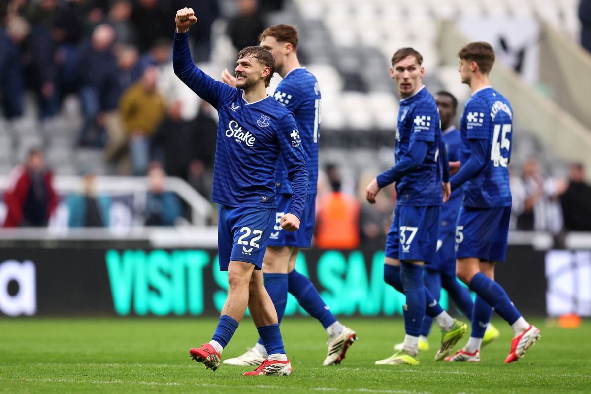 NEWCASTLE UPON TYNE, ENGLAND - FEBRUARY 28: Kiernan Dewsbury-Hall of Everton celebrates victory with his teammates following the Premier League match between Newcastle United and Everton at St James' Park on February 28, 2026 in Newcastle upon Tyne, England. (Photo by George Wood/Getty Images)