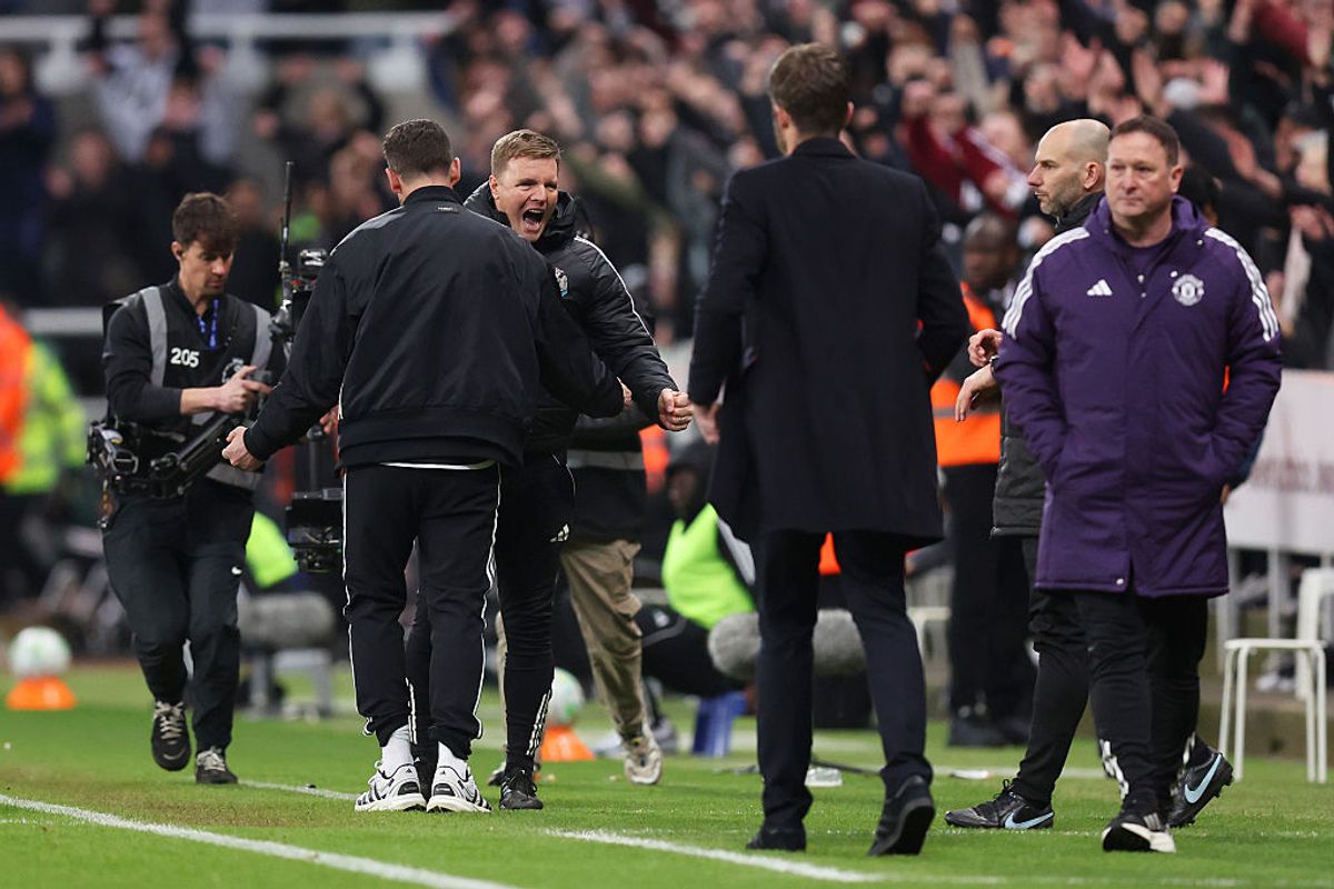 Eddie Howe celebrates victory with Jason Tindall, following the Premier League match between Newcastle United and Manchester United 