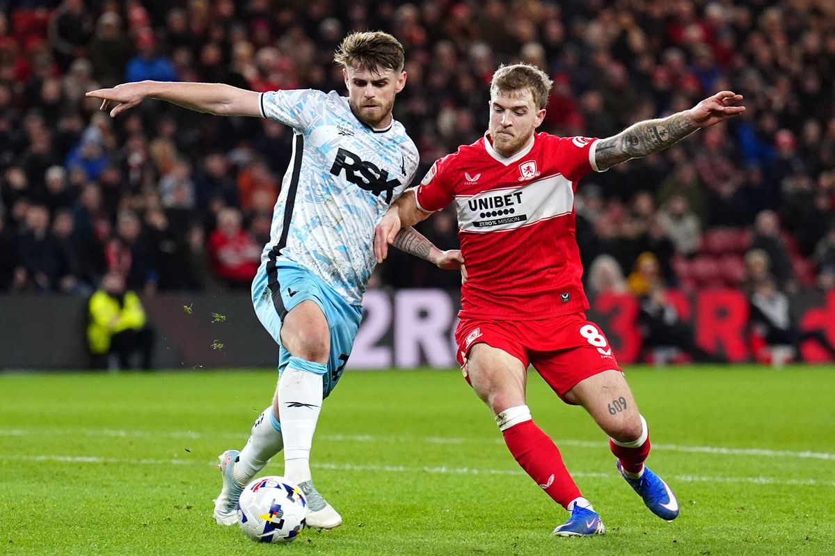 Charlton Athletic's Charlie Kelman (left) and Middlesbrough's Riley McGree battle for the ball