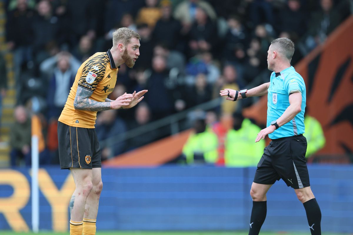 Hull City's Oliver McBurnie speaks to Referee David Webb 