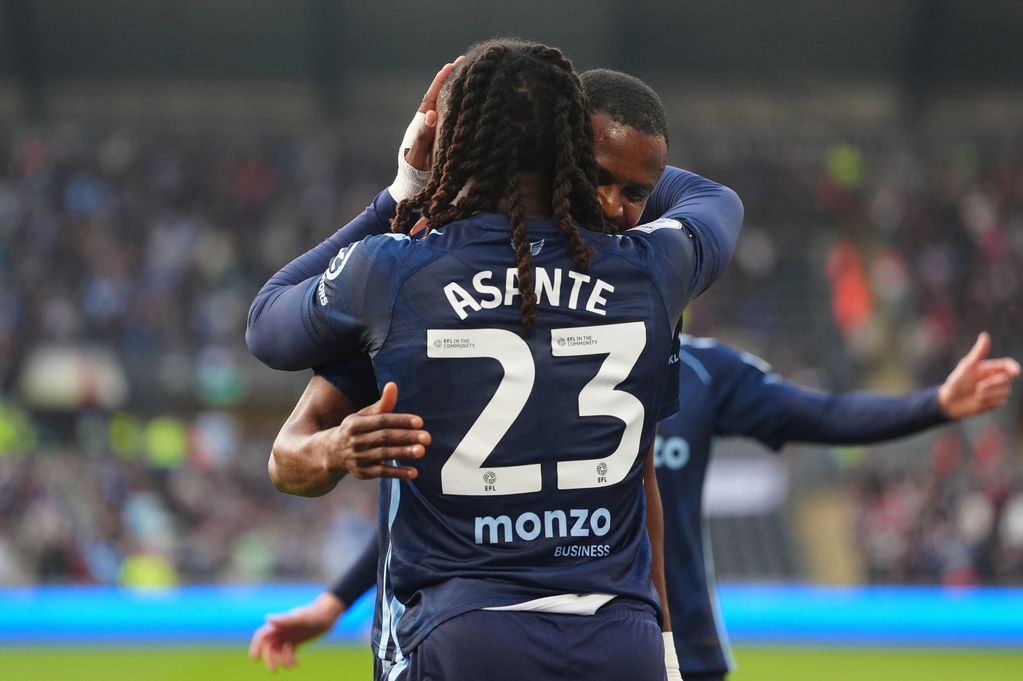 Coventry City's Brandon Thomas-Asante (centre) celebrates 