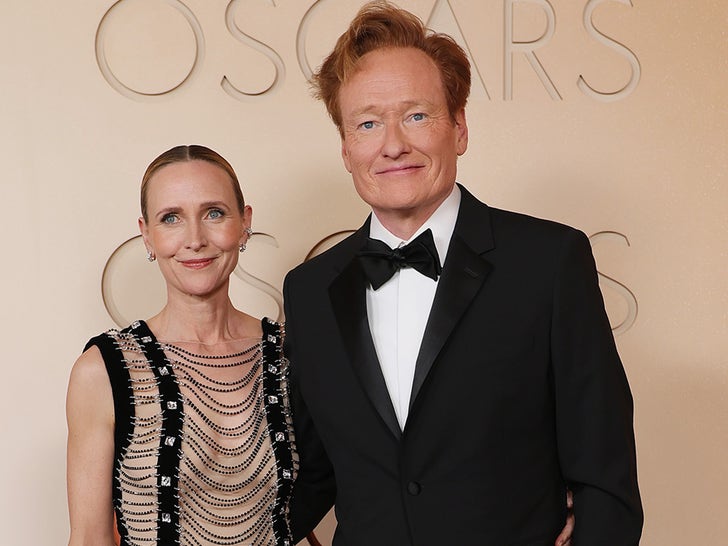 0315-Liza-Powel-O'Brien-and-Conan-O'Brien-Red-Carpet-Arrivals-SUB